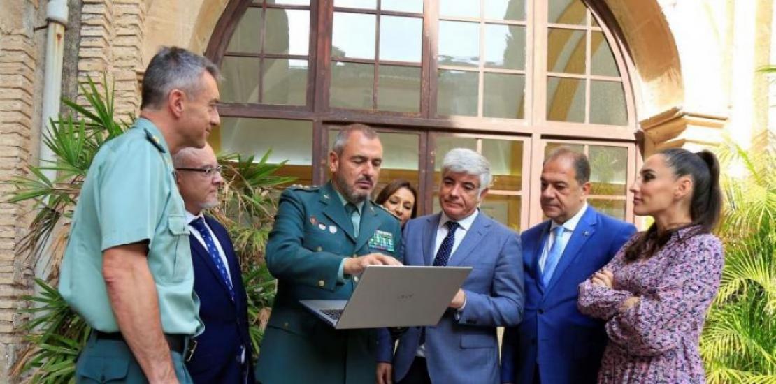 Juan Salom, chief colonel of the Cybersecurity Coordination Unit of the Guardia Civil, discusses with some of the participants in the congress a possible case of computer attack