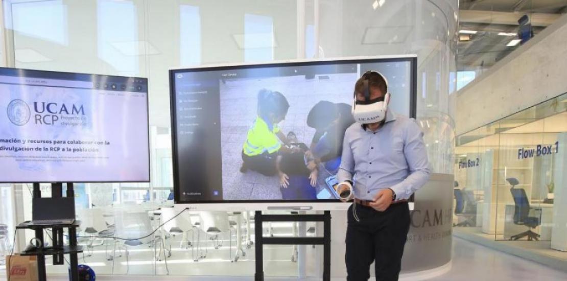 Manuel Pardo, UCAM professor and principal investigator of the University's 'New Technologies for Health' Group, at HiTech, with the virtual reality goggles, watching a 360º video.