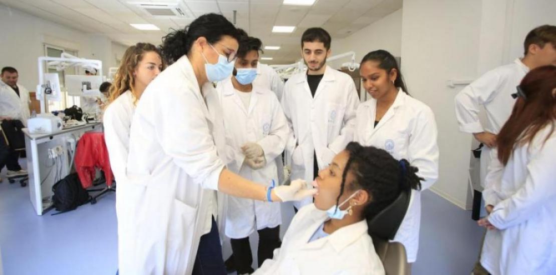 The Degree in Dentistry at UCAM, which is taught in Spanish and bilingual, is one of the degrees with a high number of international students.