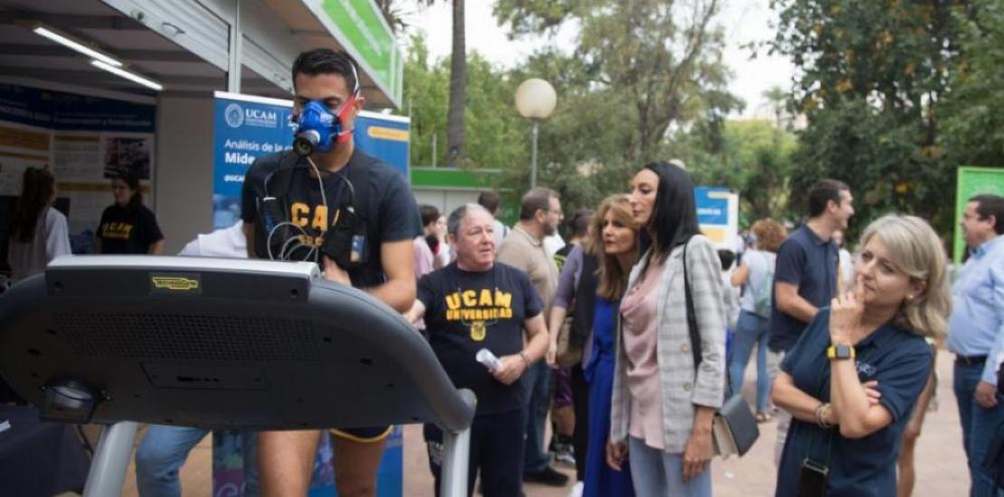 Miguel Ángel López, European 35 kms walking champion, performs a stress test in front of Valle Miguélez, Regional Minister for Enterprise, Employment, Universities and Spokesperson, and Estrella Núñez, UCAM Vice-Rector for Research