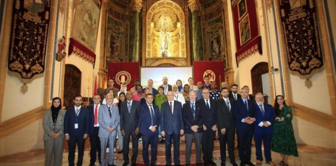 Family photo with the heads of UCAM and the DIHAD Foundation with some of the students of the first graduating class of the master&#039;s degree.