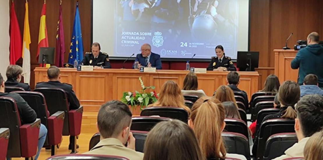 Javier Morote, head of the Murcia Provincial Public Security Brigade; José María Caballero Salinas, Vice-Dean of the UCAM Degree in Criminology, and Piedad Párraga Torres, Inspector of the National Police Force at the opening of the event