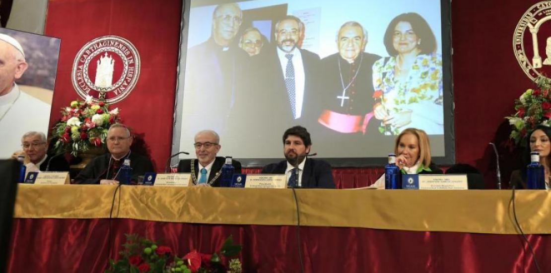 During the act, a video recalling the first Opening Ceremony of the Academic Year at UCAM 25 years ago was shown