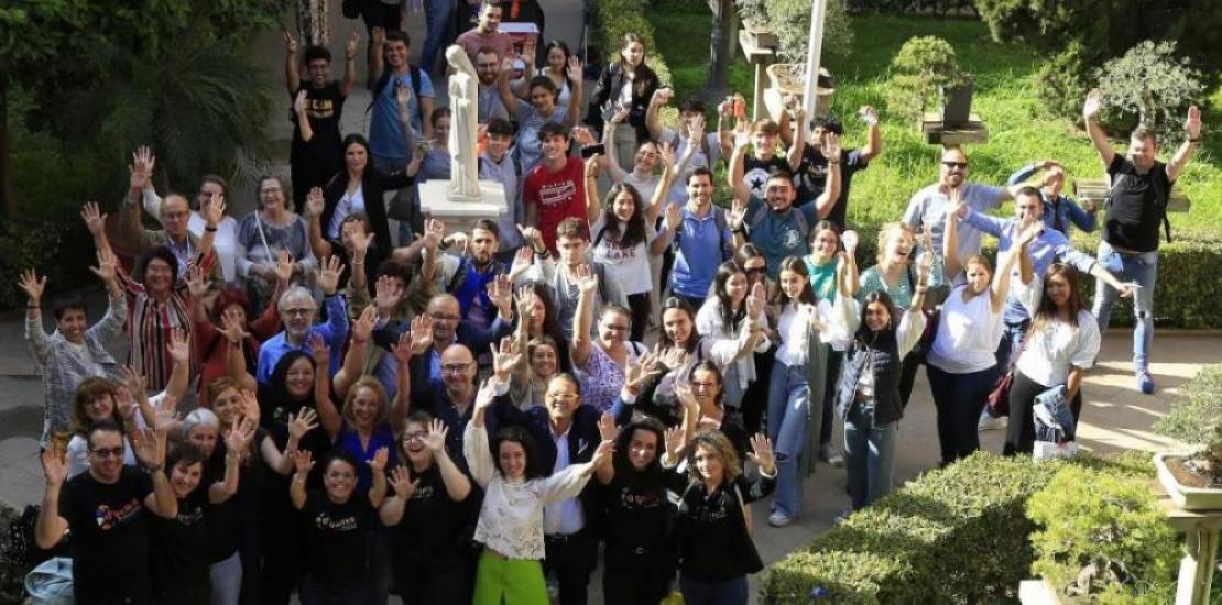 Members of the organization, speakers and students of the UCAM, in the Cloister of the Monastery of Los Jerónimos, during a break in the congress