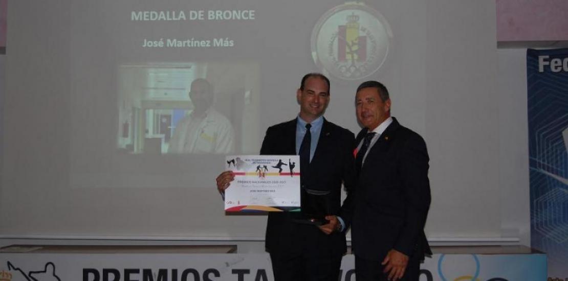 José Martínez Más receiving the Bronze Medal for Sporting Merit at the awards ceremony