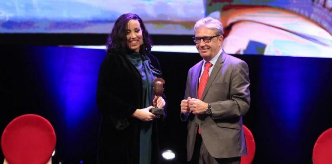 María Mendoza, Coordinator of the UCAM University Platform for Peace, received the Micrófono de Plata from Miguel Ángel Miralles, first Vice-President of the Regional Assembly