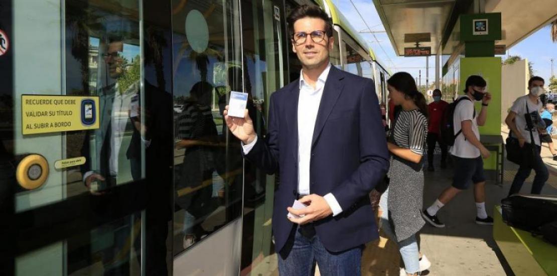 Roberto Liñán, director of the Chair of Mobility and Sustainable Transport of the Metropolitan Area of Murcia, shows the information that will be given to users to complete the survey