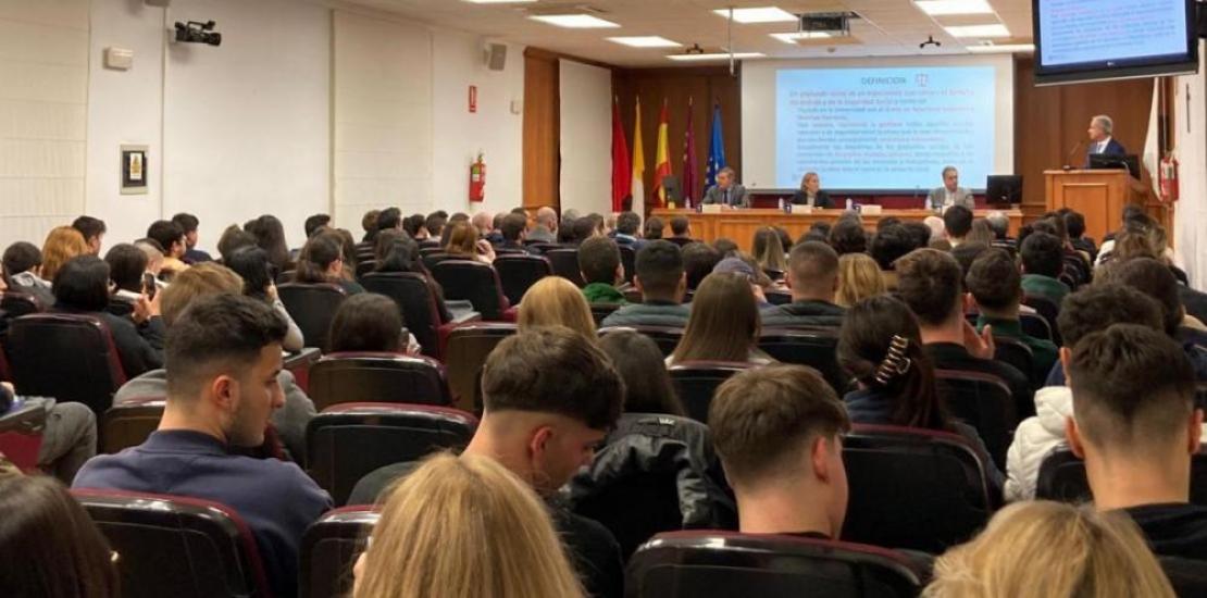 Students and lecturers from the Faculty of Law attending the opening ceremony of the academic year