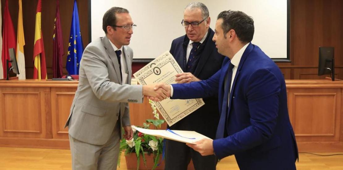 José Luis Mendoza García, director of Institutional Relations at UCAM, presented him with the appointment, accompanied by Gonzalo Wandosell, dean of the Faculty of Economics and Business.