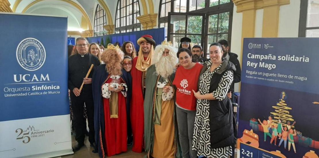 UCAM gives the presents from its 'No child without a toy'; campaign to Cáritas