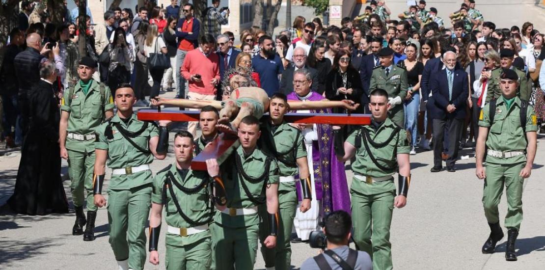 Touching procession of the University Christ of Health at UCAM with the Parachute Brigade