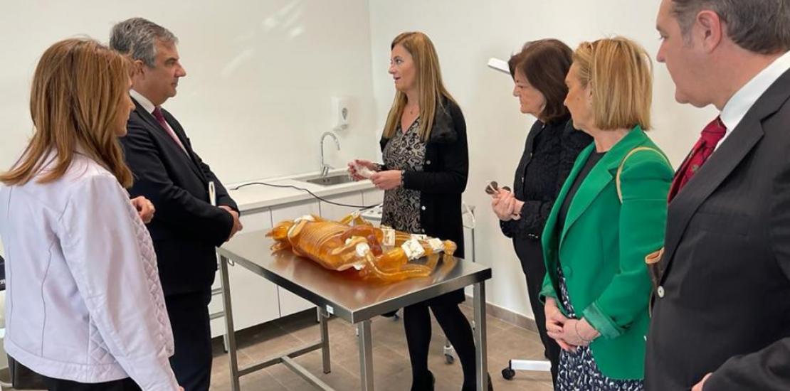 Regional minister Juan María Vázquez visits the facilities of the UCAM's Bachelor's Degree in Veterinary