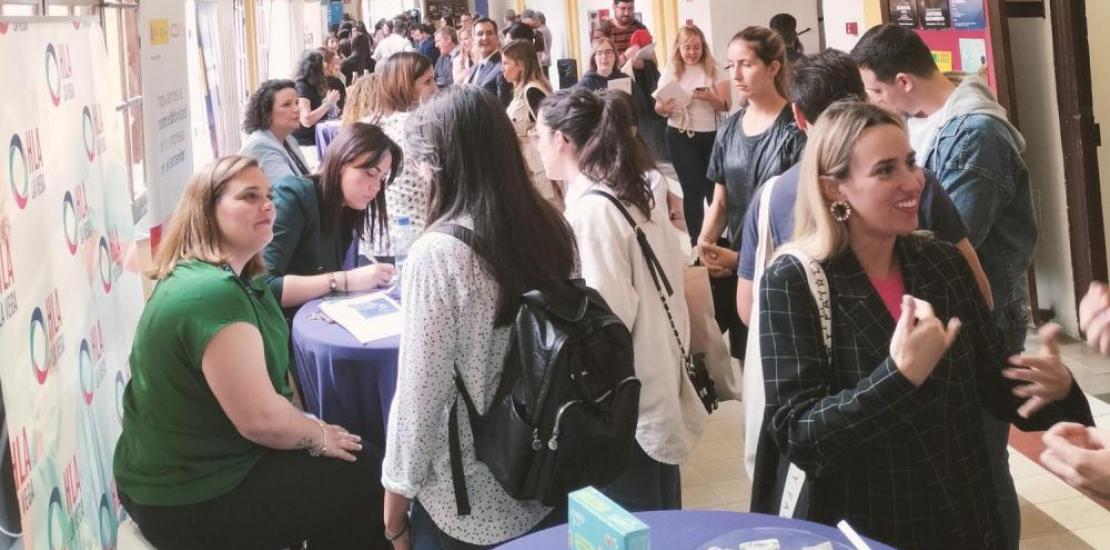 Networking between students and companies at the job fair