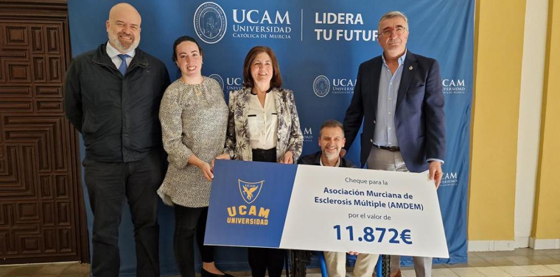 UCAM hands over the nearly €12,000 raised by the race against multiple sclerosis