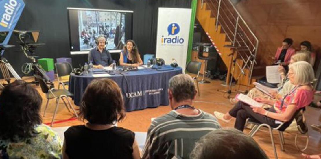 UCAM students and senior citizens from the La Caixa Foundation united by the radio