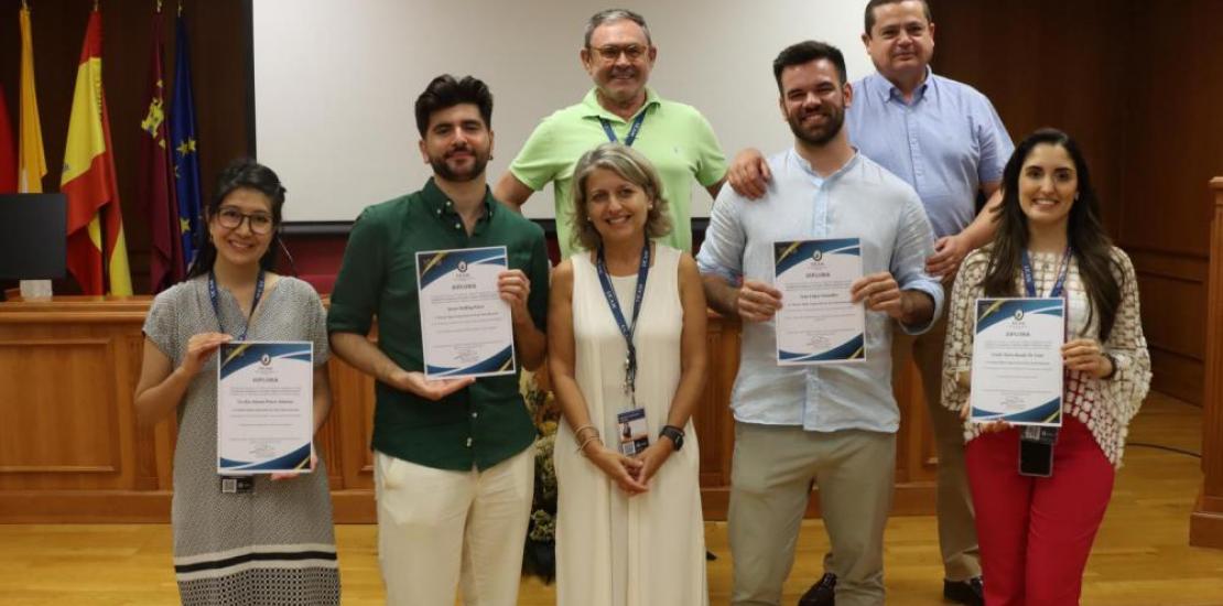 The award winners for the best presentations of their theses with Estrella Núñez, Vice-Rector of Research, and the event coordinators