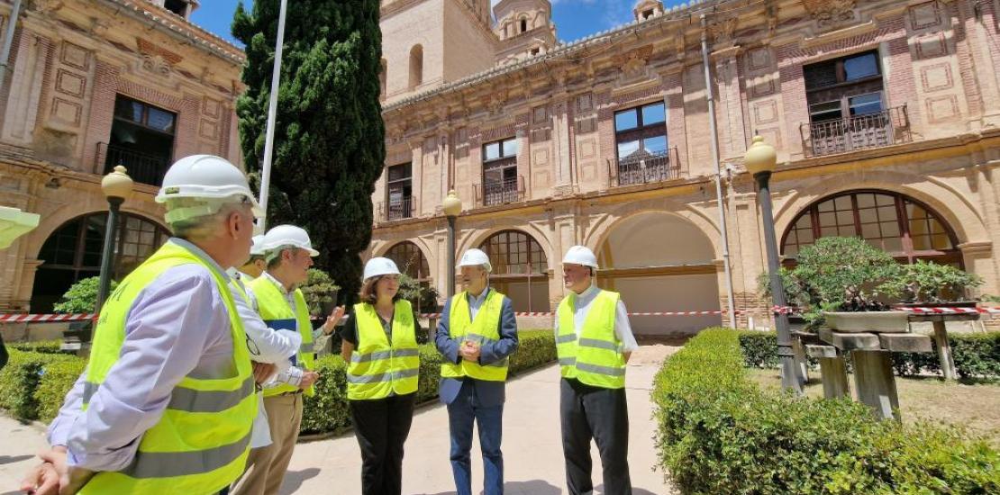 In the centre, María Dolores García, president of UCAM, and the architect Juan de Dios de la Hoz.