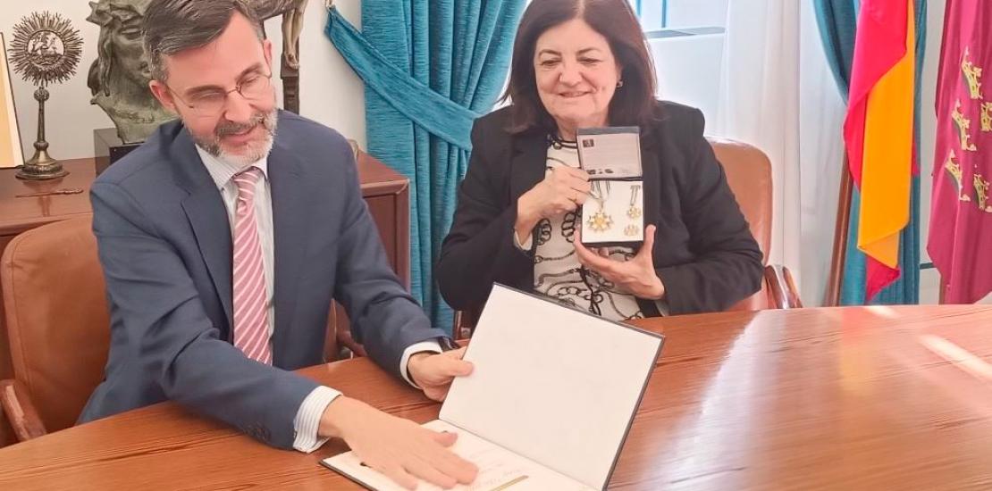 El alto funcionario de la OTAN, Andrés Muñoz Mosquera, entrega el prestigioso reconocimiento a la presidenta de la UCAM, María Dolores García Mascarell