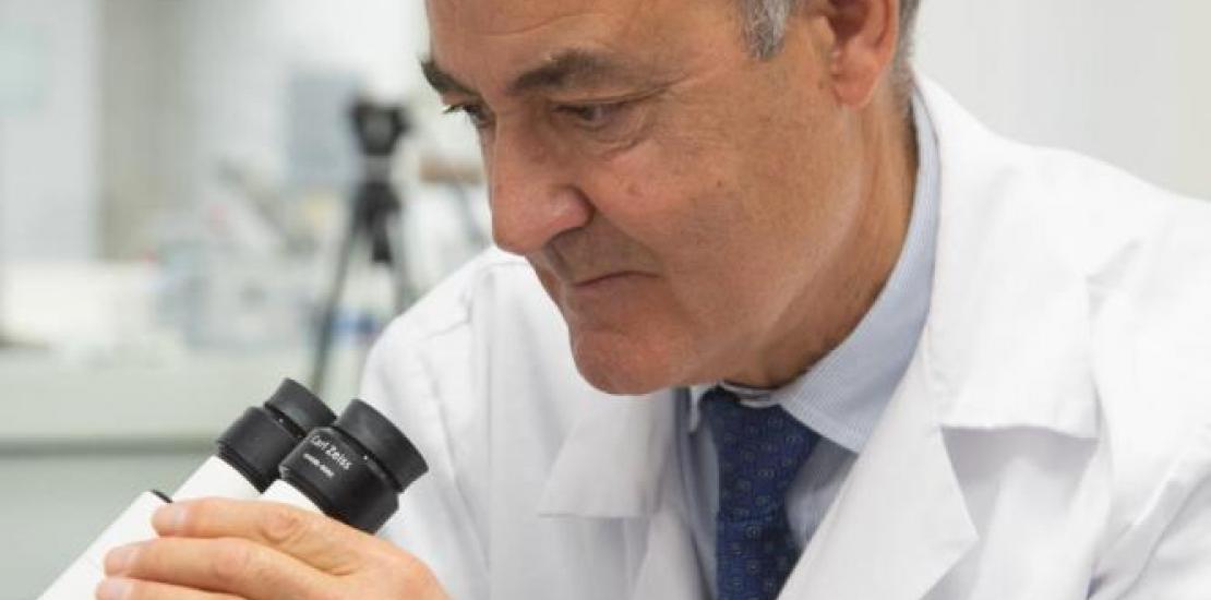 Dr Vidal Vanaclocha in a laboratory of the UCAM HiTech incubator.