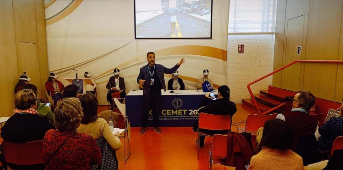 Manuel Pardo, Vice-Dean of UCAM, during the Virtual Reality workshop at the XIII CEMET 2024