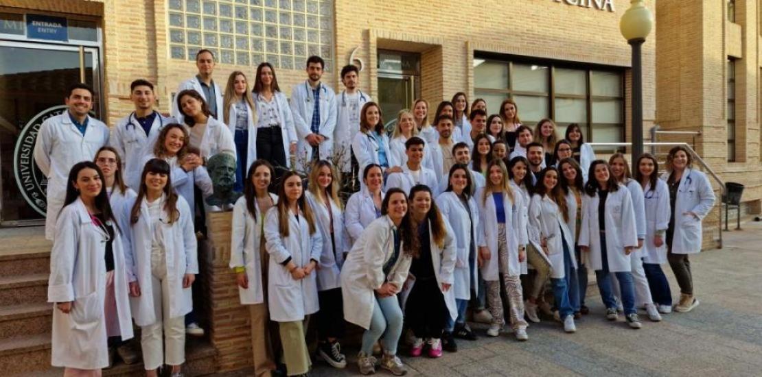 Students from the sixth year of the UCAM Medical Degree at the Murcia campus, in front of their Faculty.
