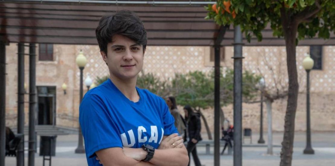 The walker María Pérez, on the Los Jerónimos Campus