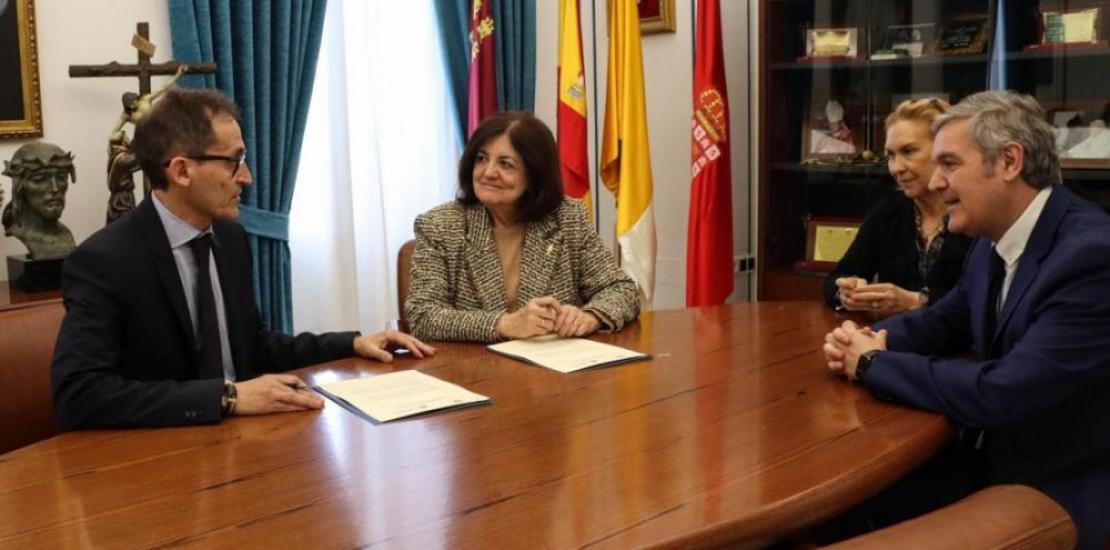 Ricardo Díaz, president of the General Council of Official Associations of Chemists of Spain, and María Dolores García, president of the UCAM, signed the agreement, accompanied by the rector of the University and the vice-rector for Quality and Academic Organisation.