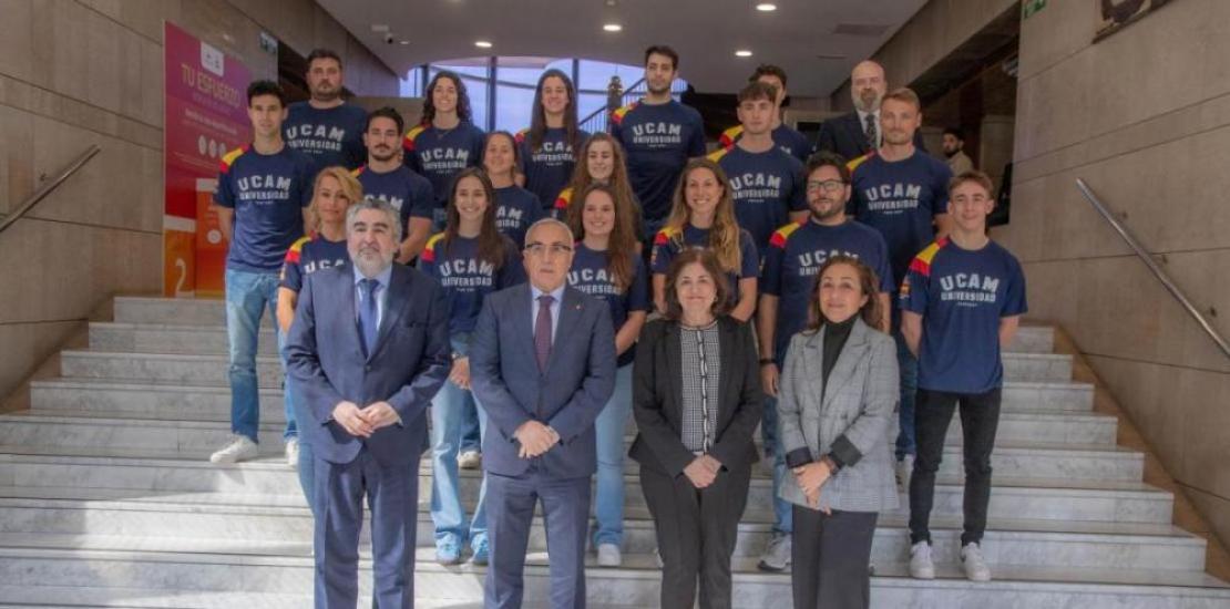 The president of the Catholic University, María Dolores García, and Alejandro Blanco, president of the COE, pose with the new UCAM athletes.