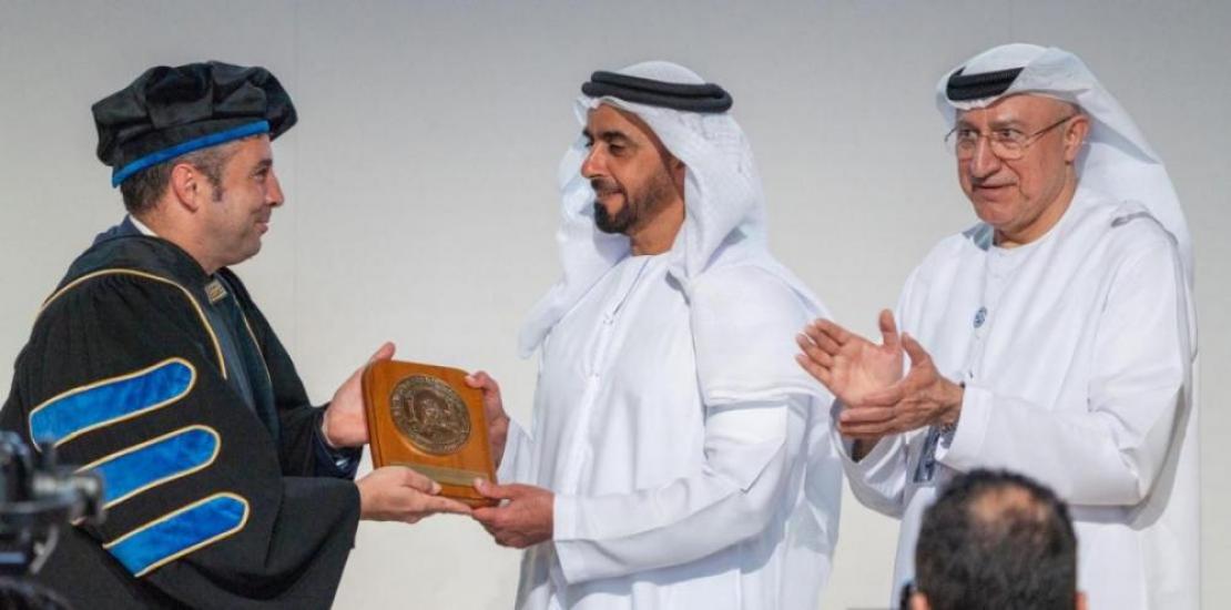 José Luis Mendoza presents Saif bin Zayed Al Nahyan with a metope with the UCAM coat of arms in the presence of Abdulsalam Al-Madani.