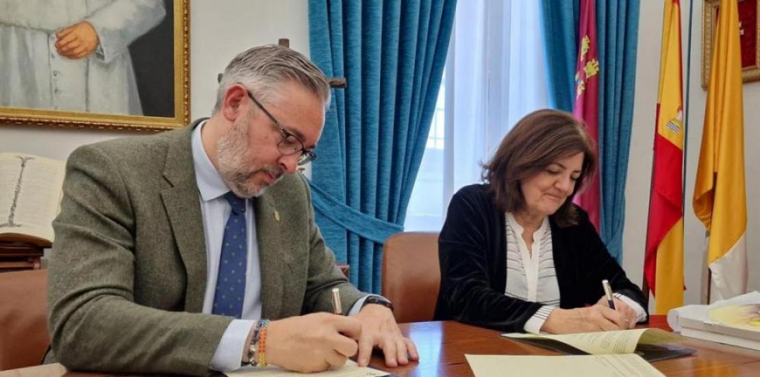 Víctor Martínez, mayor of Santomera, and María Dolores García, president of the UCAM, during the signing of the collaboration agreement.