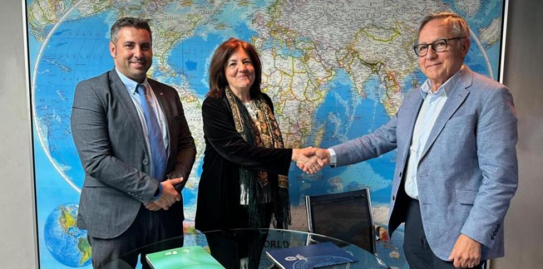 The president of the UCAM, María Dolores García, together with the director of Institutional Relations of the university, José Luis Mendoza García, shakes hands with Antonio Muñoz Beraza, CEO of AMC GLOBAL after the signing of the agreement.