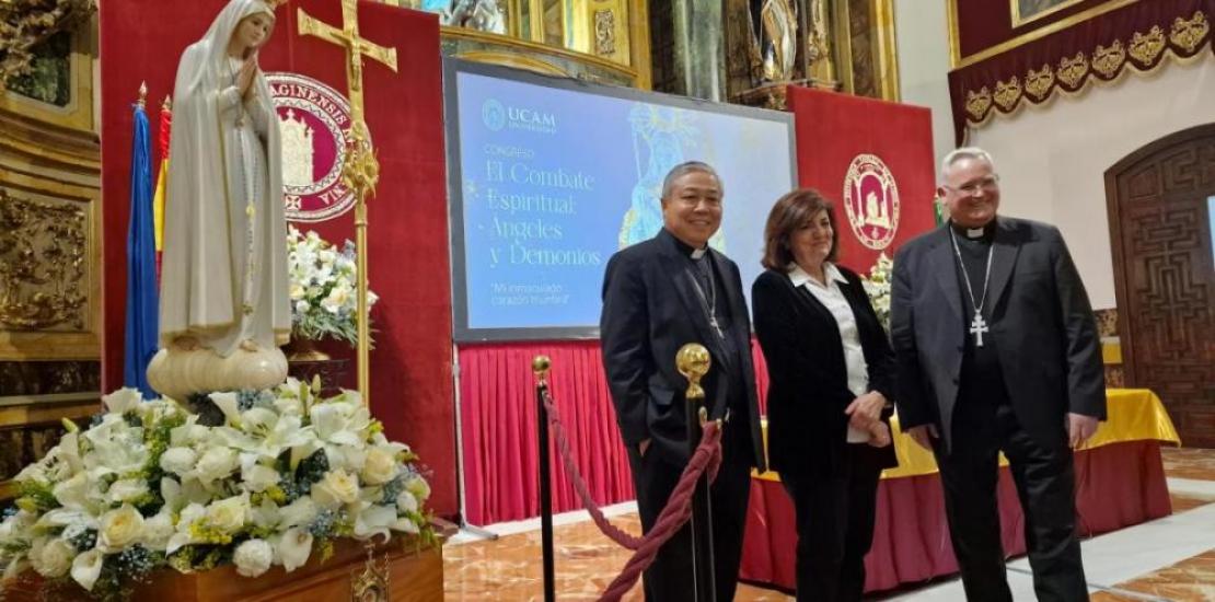 Bernardito Cleopas, Papal Nuncio to Spain; María Dolores García, UCAM President, and Monsignor José Manuel Lorca, next to the Pilgrim Virgin of Fátima, in the Monastery of Los Jerónimos.