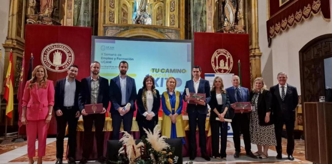 The UCAM President (centre), the UCAM Rector and Vice-Rector of Quality and Academic Planning (right), the SEF Director General (left) and the award winners.