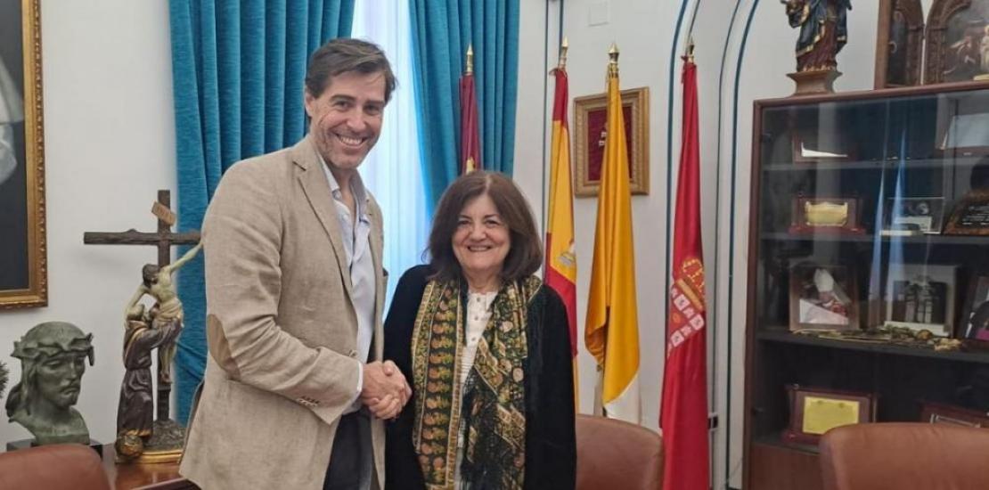 The presidents of both entities, María Dolores García Mascarell and Raúl Chapado, signed the agreement at the Los Jerónimos Campus.