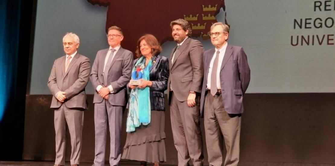 The president of the UCAM with the award presented by the newspaper La Razón