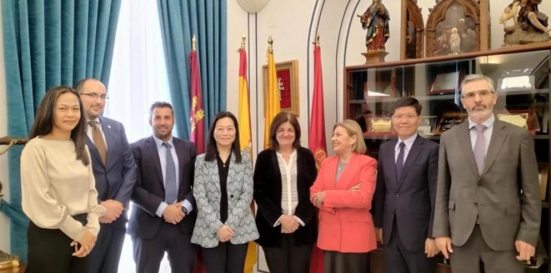 María Dolores García, president of UCAM, and Ambassador Vivia Chun-fei Chang, together with other members of both institutions at the Murcia Campus