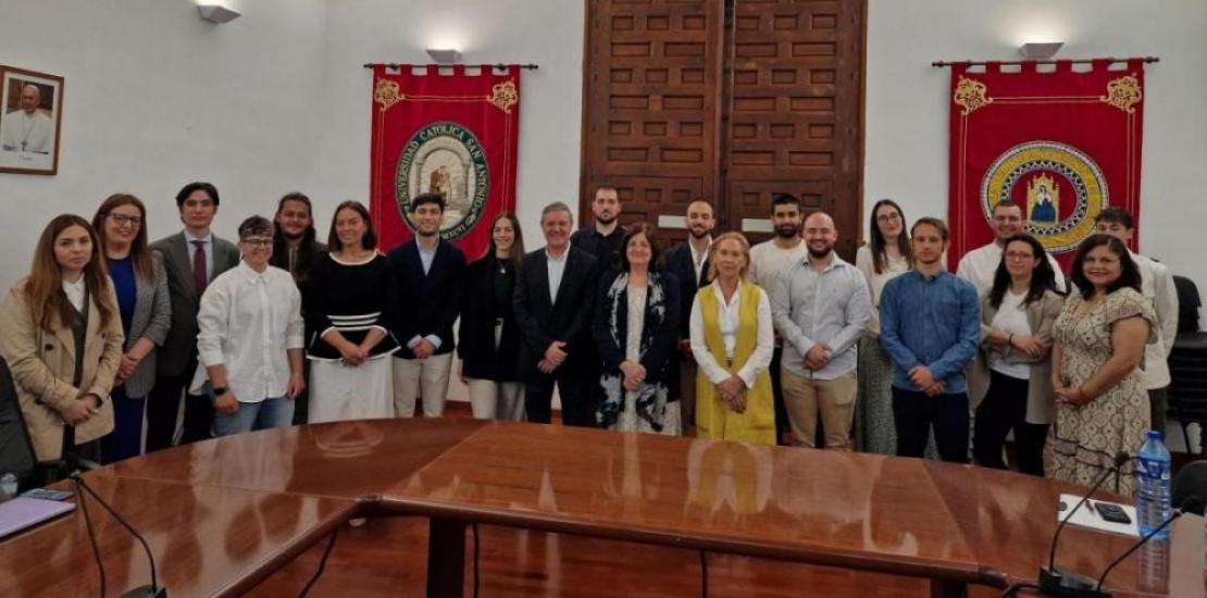 Family photo before the start of the community-building event in the Chapter House of the Los Jerónimos Monastery