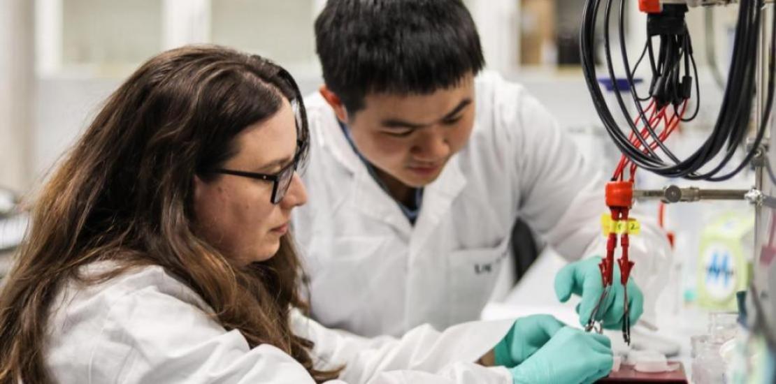 Águeda Molinero and Qianyu Wang working on the development of the sensor in one of the UCAM HiTech labs.