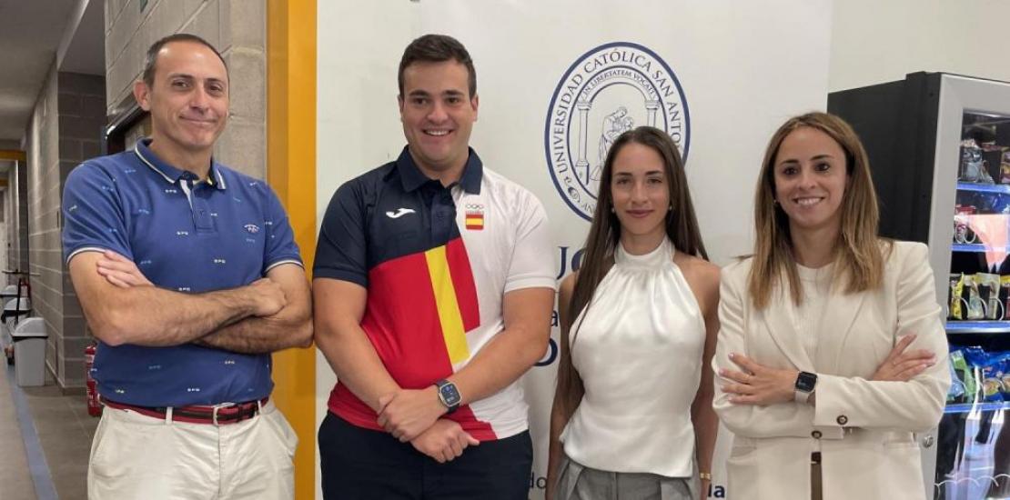 In the centre, Moisés Yuste and Lucía Aguado, together with Juan Alfonso García, Academic Director of the Cartagena Campus, and Lourdes Meroño, Dean of the Faculty of Sport Sciences