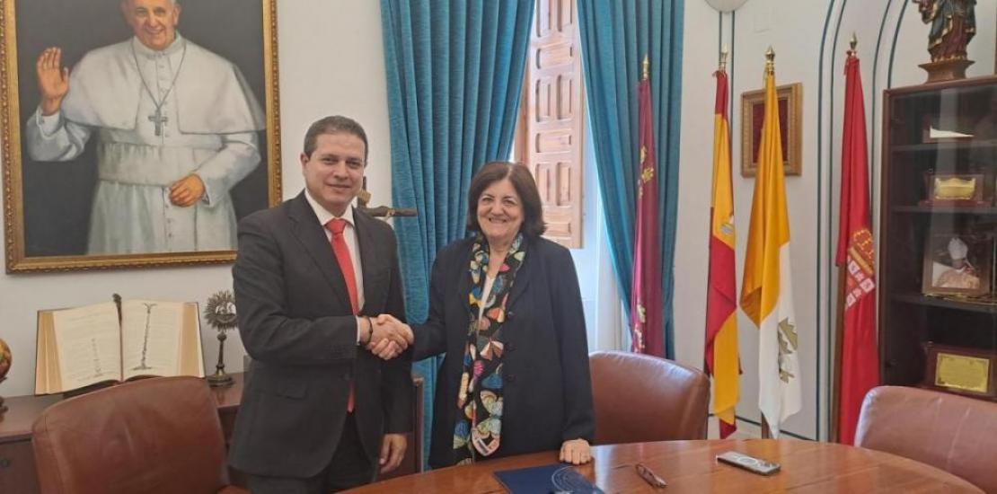 The UCAM president and the rector of the Universidad Católica de Costa Rica shake hands following the agreement