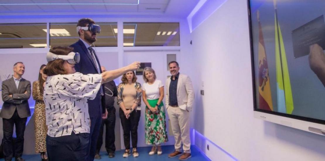 The UCAM president unveiled the virtual plaque that inaugurated the VR and Space Computing Classroom