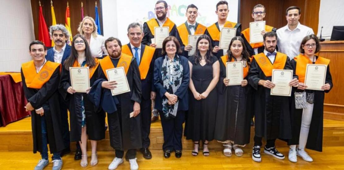 UCAMPACITAS graduates with María Dolores García, UCAM President, Regional Minister Juan María Vázquez, Marta Rodríguez, Director of the programme, and lecturers from the degree programme.