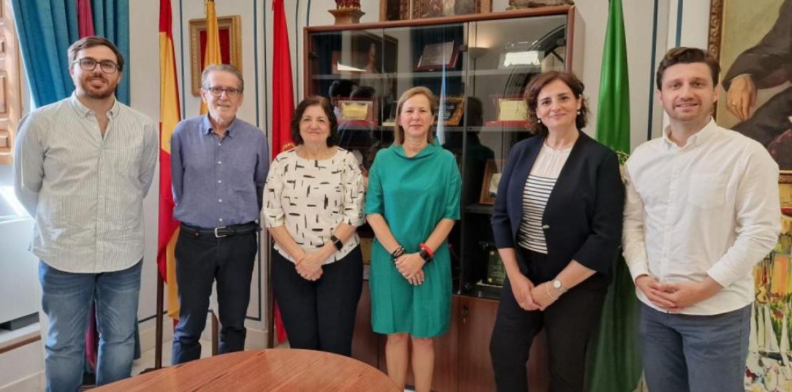 Group photo following the signing of the agreement in the Los Jerónimos Monastery