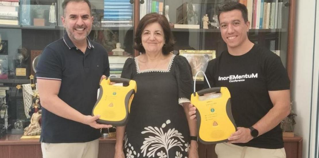 María Dolores García, UCAM president, together with the nurse Manuel Pardo, vice-dean of the University, and Francisco Ángel Guirao Salinas, Medical Director of Emergency Global System, the company that donated two defibrillators for the expedition.