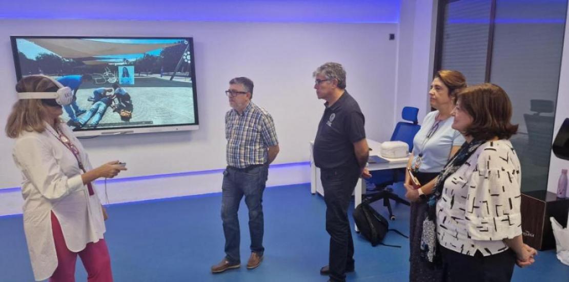 Carola Giménez-Esparza, Semicyuc president, performs a simulation of cardiorespiratory arrest with the Virtual Reality glasses, in the UCAM XR Room, accompanied by María Dolores García, UCAM president