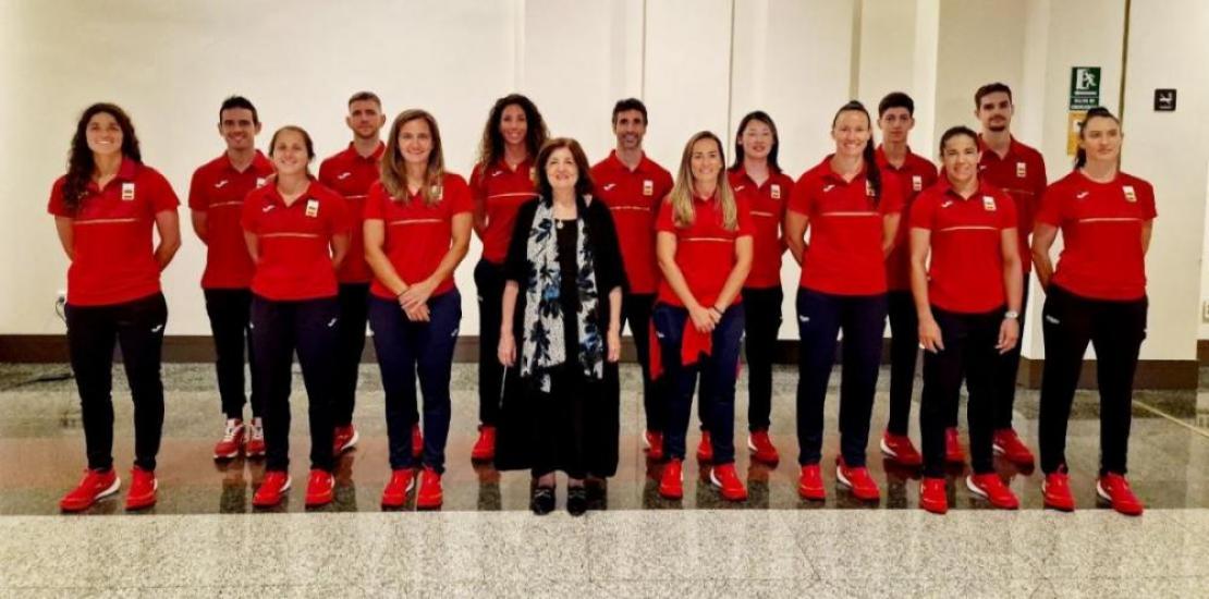 María Dolores García, UCAM president, with the University's athletes who have left for Paris today