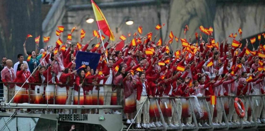 Marcus Cooper and Támara Echegoyen carry the Spanish flag with the national team during the Opening Ceremony of the Olympic Games (Photo: COE - Spanish Olympic Committee)