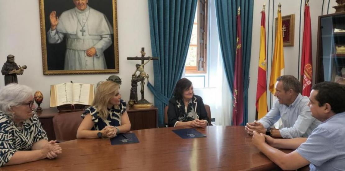 María Dolores García, UCAM President, and Helena Flores, co-founder of Talento STEM together with María José Candel, were at the signing of the agreement.