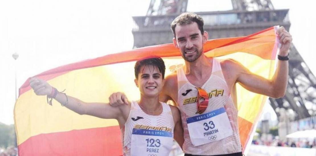 María Pérez, UCAM student, with her team mate Álvaro Martín, after winning the mixed relay event at the Olympic Games in Paris.