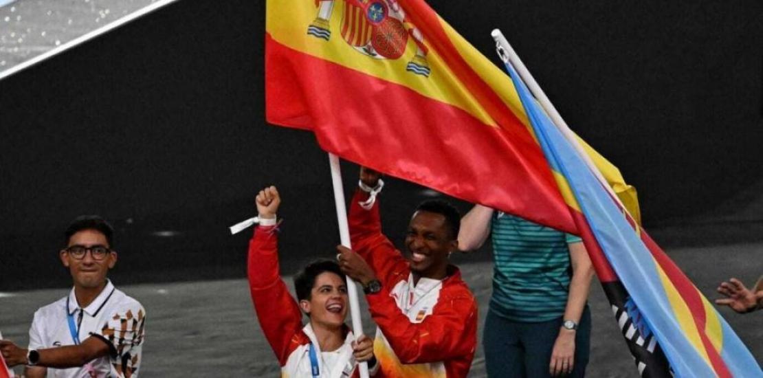 María Pérez, together with her teammate, Jordan Díaz, at the closing ceremony of Paris 2024 (Photo: Spanish Olympic Committee.